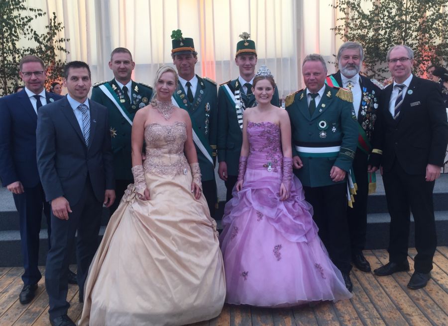 Kreisschützenfest 2016 in Oberntudorf, von links: Ulrich Berger (Bürgermeister der Stadt Salzkotten), Burkhard Schwuchow (Bürgermeister der Stadt Büren), Frank Wengenmaier (Oberst St. Hubertus Schützenbruderschaft Oberntudorf), Heidi und Michael Wessels (Kreiskönigspaar Oberntudorf 2015/2016), Josef Lues und Lena Höpper (Kreiskönigspaar Steinhausen 2016/2017), Hans-Werner Siedhoff (Oberst Schützenverein Steinhausen), Reinhard Mattern (Kreisschützenoberst des Kreisschützenbundes Büren), Manfred Müller (Landrat des Kreises Paderborn)